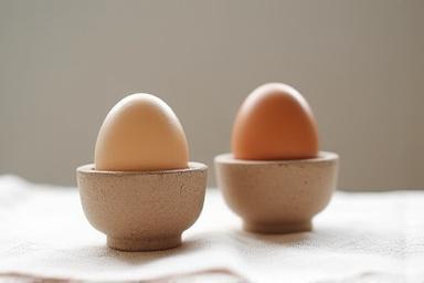 Rustikale Eierbecher mit Naturholz-Optik